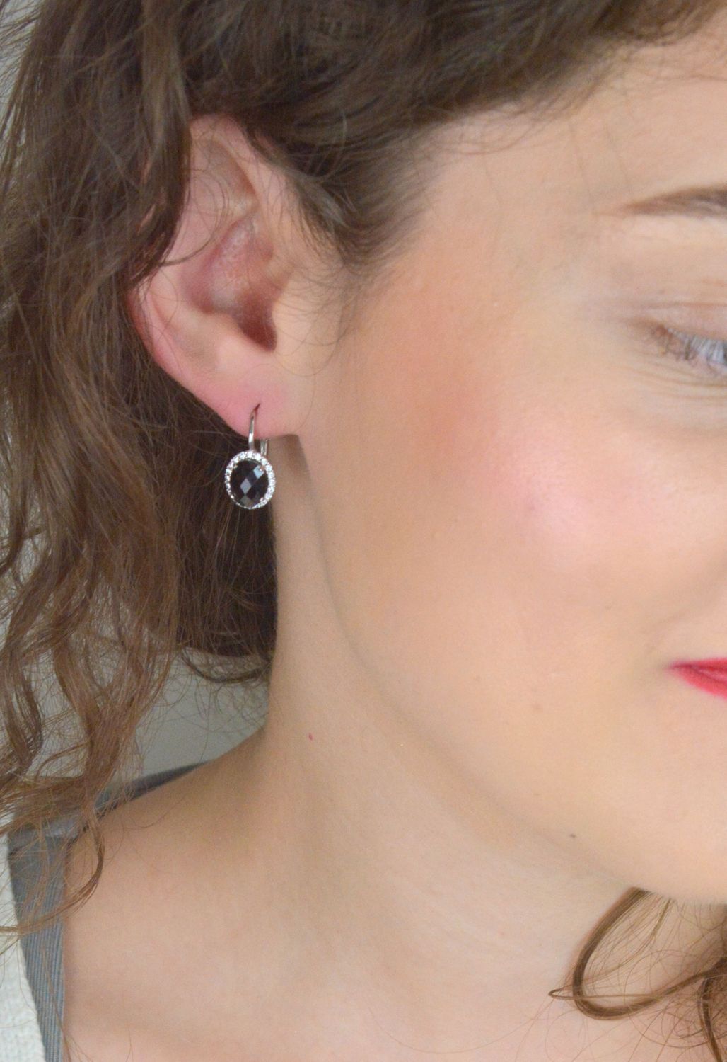 Eleganckie kolczyki damskie wykonane ze srebra próby 925, ozdobione naturalnym granatem w kształcie owalu. Zapięcie na bigiel angielski. Waga 3,50 g, długość 2,0 cm, szerokość 1,0 cm. Model K 03.jpg